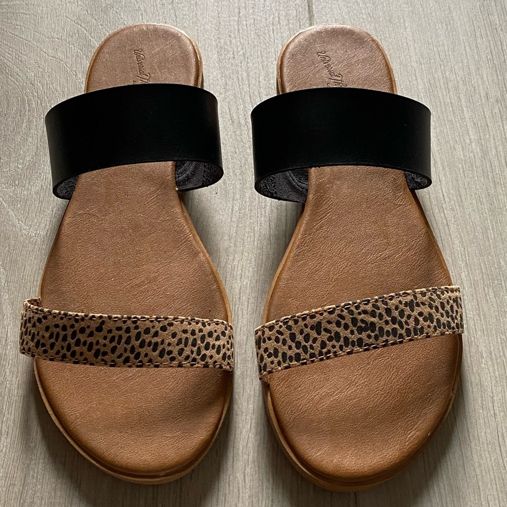 Universal Threads sandals